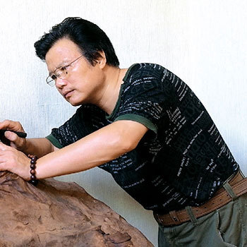 郑剑夫(中国工艺美术学会木雕艺术专业委员会副会长)