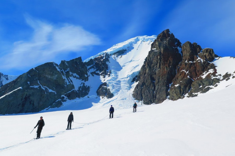 普兰休斯号（Plancius） – 南极大本营 – 免费露营、皮划艇、雪鞋/徒步、登山、摄影等(13天12晚)