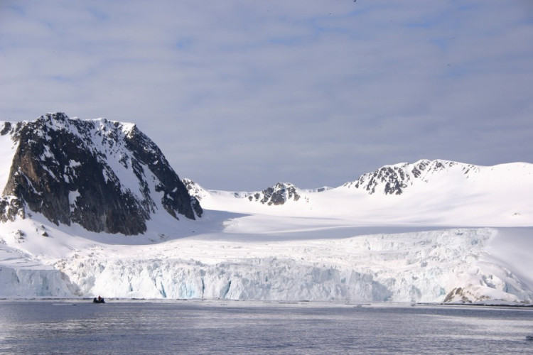 宏迪斯号（Hondius）- 北极斯瓦尔巴群岛 – 多样北极景观、海冰和野生动物（8天7晚）